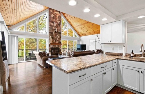 Oxford Casa | Lakefront getaway on beautiful Lake McGinnis, just a short drive from Wisconsin Dells!