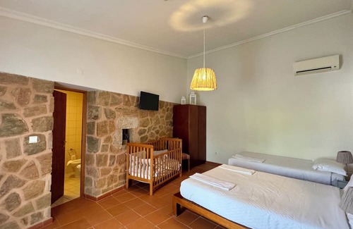 Seia Hotel | Triple Room | Raízes da Vinha - Serra da Estrela Family Mountain Retreat