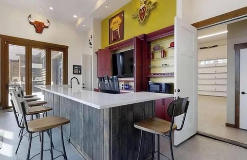 Lake Shangrila Complejo | Luxury Lakefront Retreat on Lake Shangrila - 120 ft Beach, Golf Simulator & More