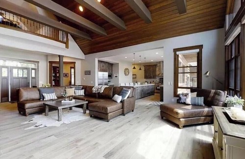 Lake Shangrila Complejo | Luxury Lakefront Retreat on Lake Shangrila - 120 ft Beach, Golf Simulator & More