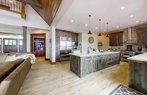 Lake Shangrila Complejo | Luxury Lakefront Retreat on Lake Shangrila - 120 ft Beach, Golf Simulator & More