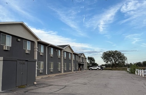 Lexington Hotel | Right off the Interstate, American style Restaurant/Bar Next door & Great Rates!