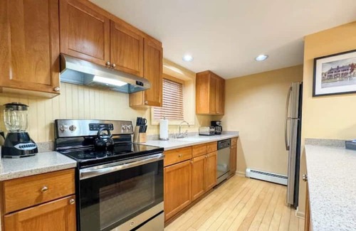 West Lebanon Casa | NEW - Mins to Loon Mtn - Trailheads - Sauna - Pool