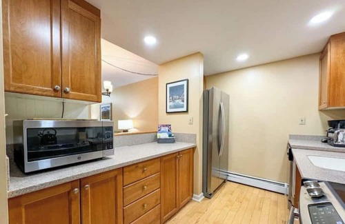 West Lebanon Casa | NEW - Mtn Views - Full Kitchen - Sauna - Pool - NH