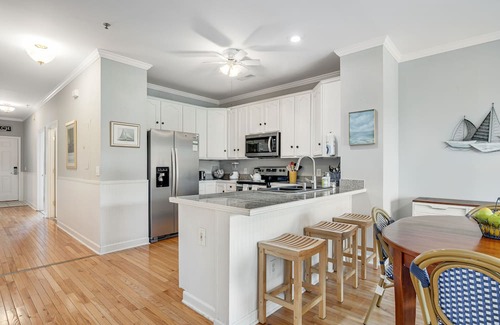 Folly Beach Condominio | 2nd-floor retreat with screened porch, shared pool, WiFi, central AC & elevator