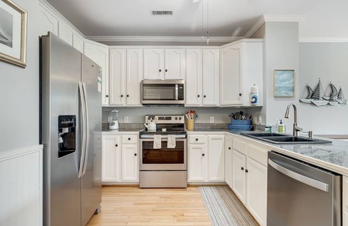 Folly Beach Condominio | 2nd-floor retreat with screened porch, shared pool, WiFi, central AC & elevator