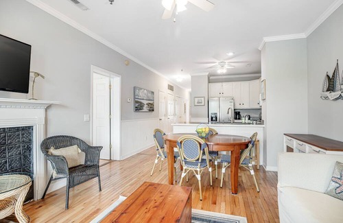 Folly Beach Condominio | 2nd-floor retreat with screened porch, shared pool, WiFi, central AC & elevator