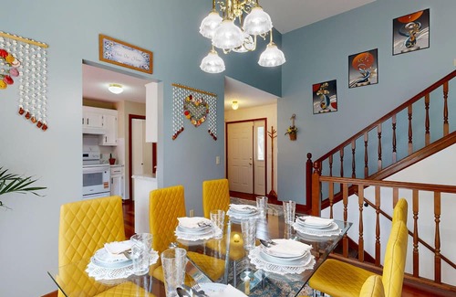 Maplewood Casa | Spacious 5-bedroom house in delightful Saint Paul with large deck and dining