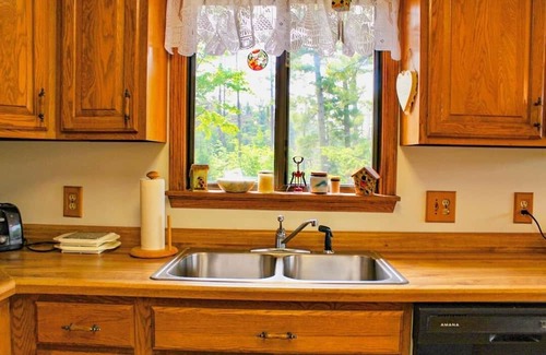 Toivola Casa | SR/SL Two Lakefront Homes w/Sauna, Decks, Sleeps 16 – Perfect for Families