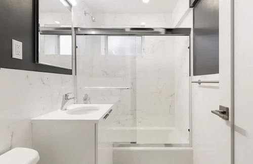 Queens Casa | Building with fitness room and AC in cool Far Rockaway