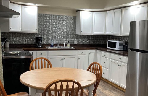 Granville Summit Apartamento | Newly renovated 3-bedroom 2 bath pet friendly unit on Barclay Mountain.