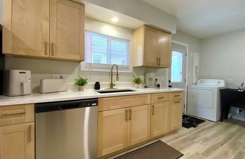 Eastlake Casa | Amazing 2-bedroom house with AC in Eastlake