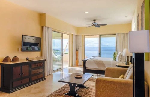 Zona sur Hotel | Honeymoon Suite with Jacuzzi & Ocean Views – Garza Blanca Puerto Vallarta