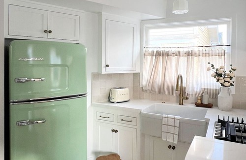 Balboa Peninsula Cabaña | Lovely 2-bedroom cottage with AC in Newport Beach