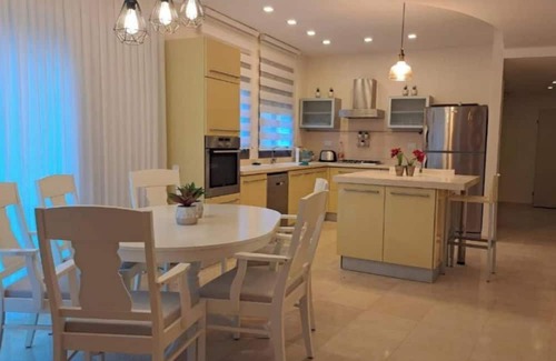 Bene Beraq Villa | אבני החושן- Avnei Hoshen - Suite with Sea View