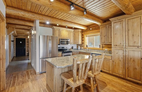 Coalville Cabina | Aspen Creek Cabin | Pool | Hot Tub | Snowmobiling