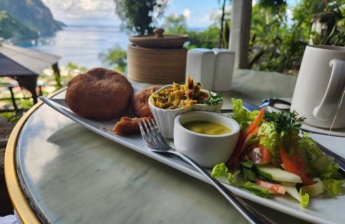 Soufriere Hotel | Mid Unit Stay | Queen Size Bed | Near Beach Access