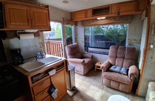 Chowchilla Casa | Cozy 1 BR RV in Chowchilla right off Route 152 and 99, Sleeps 4!