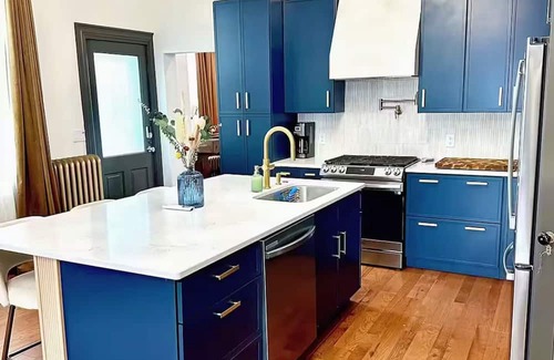 Burlington Apartamento | Luxury Historic 2BD - Modern Comfort Near Downtown, Steps Away from New Bakery