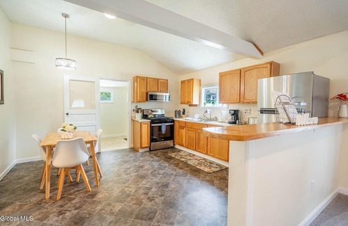 Cambridge Casa | Coleman's Cabin - Cozy 2-bedroom house in Cambridge