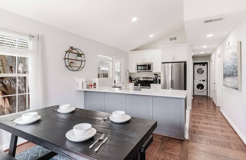 Old East Dallas Casa | Charming Modern 4BR Home - Lux - Backyard.