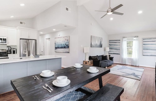 Old East Dallas Casa | Charming Modern 4BR Home - Lux - Backyard.