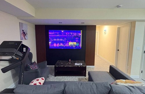 Transcona Casa | Cozy Lakeview Family Suite