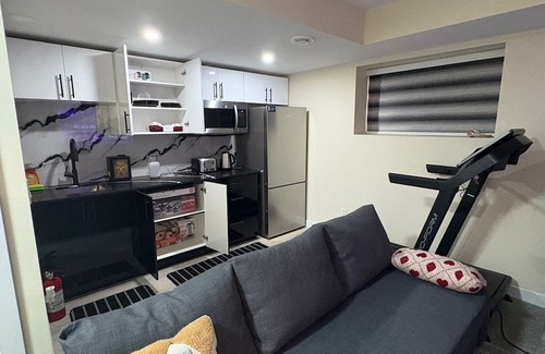 Transcona Casa | Cozy Lakeview Family Suite