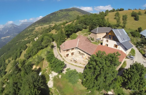 Les Cotes de Corps Cama Y Desayuno | Bed and Breakfast 'La Chambre De L'Obiou 1' with Lake View, Shared Garden and Wi-Fi