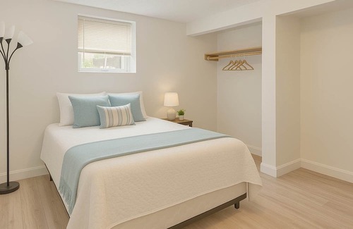 Saanich East Cama Y Desayuno | Melrose Place Poolside Hideaway Basement Suite Sleeps 6+