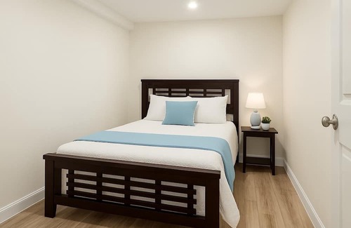 Saanich East Cama Y Desayuno | Melrose Place Poolside Hideaway Basement Suite Sleeps 6+