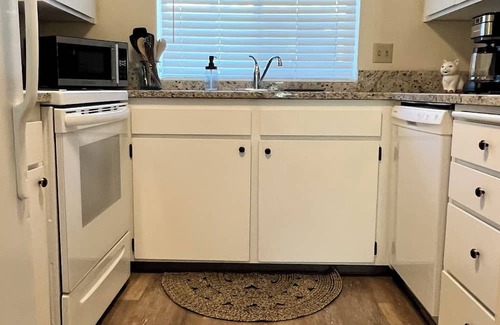 Monmouth Apartamento | Charming, walkable triplex - no cleaning fee!