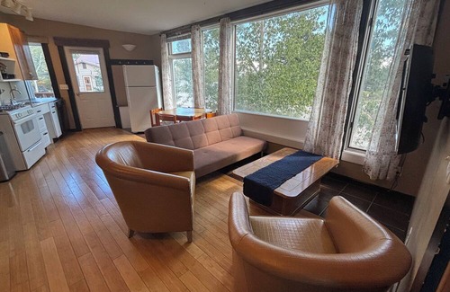 Pinedale Apartamento | Bright, sun-filled apartment with floor-to-ceiling windows