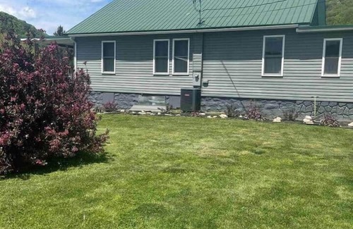 Meadow Bridge Casa | Scenic Mountain & River View – Walk to New River