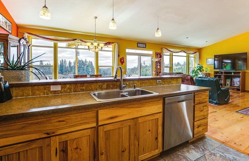 Thurston Casa | 10 Mi to Eugene: Countryside Home w/Mtn Views!