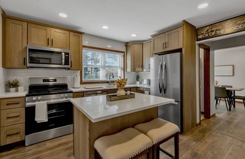 Crittenden Casa | 3 bedroom fully renovated house in Alden NY sleeps 10!