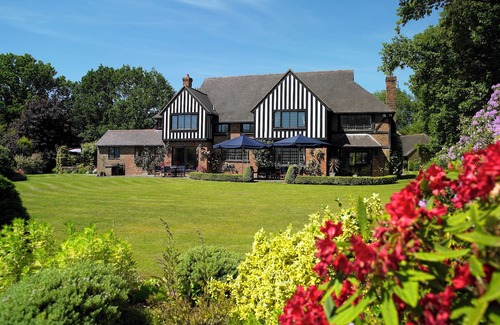 Liphook Casa | Countryside Manor House with Pool and Rural Views