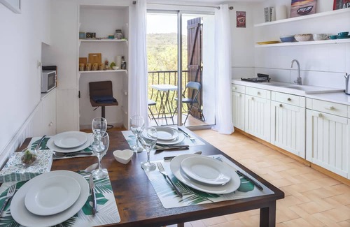 Gabian Apartamento | Cosy Apartment in Ancient Gabian with River and Vineyard Views