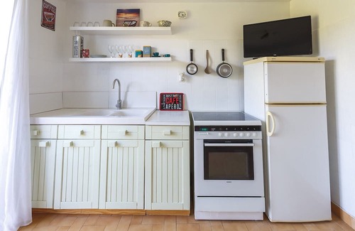 Gabian Apartamento | Cosy Apartment in Ancient Gabian with River and Vineyard Views