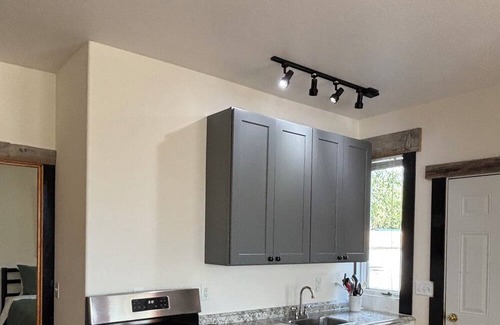Pinedale Apartamento | Large windows bring the outside in.