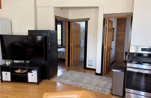 Pinedale Apartamento | Large windows bring the outside in.
