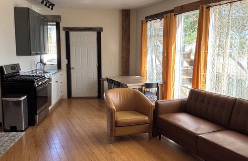 Pinedale Apartamento | Large windows bring the outside in.