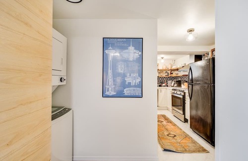 University District Cabaña | Cozy and Chic 2BD/2BA Basement Suite with AC in U District 15 min Walk to Campus