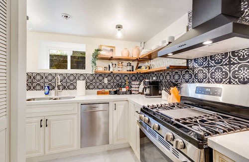 University District Cabaña | Cozy and Chic 2BD/2BA Basement Suite with AC in U District 15 min Walk to Campus