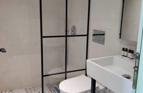 Qender Hotel | Charming Duplex for 6 in the Heart of Saranda – Steps from the Beach