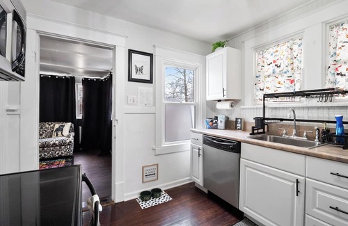 Sycamore Hills Casa | 9 Min to STL Airport Pet-Friendly Getaway w/Fenced Yard