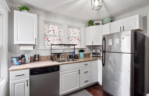 Sycamore Hills Casa | 9 Min to STL Airport Pet-Friendly Getaway w/Fenced Yard