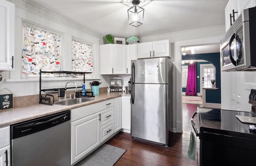 Sycamore Hills Casa | 9 Min to STL Airport Pet-Friendly Getaway w/Fenced Yard