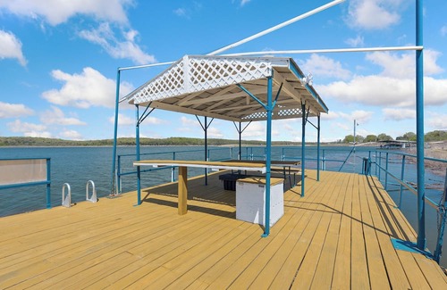 Diamond City Cabina | 1bed/1bath cabin with beautiful views of Bull Shoals Lake.