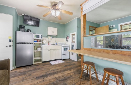 Diamond City Cabina | 1bed/1bath cabin with beautiful views of Bull Shoals Lake.